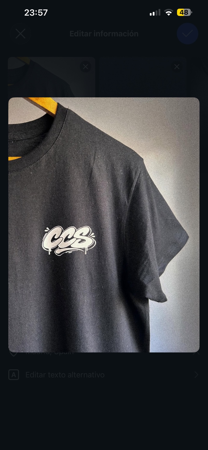 Camiseta CCS negro, diseño de letras graffiti en el pecho
